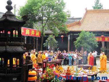什邡-什邡罗汉寺于哀悼日举行超度法会