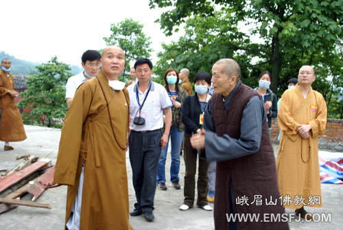 什邡-省佛协在什邡、绵竹等受灾寺院查看灾情、指导抗震救灾工作
