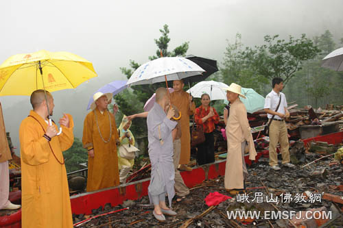佛教-省佛协赈灾慰问团赴什邡、绵竹慰问受灾寺院