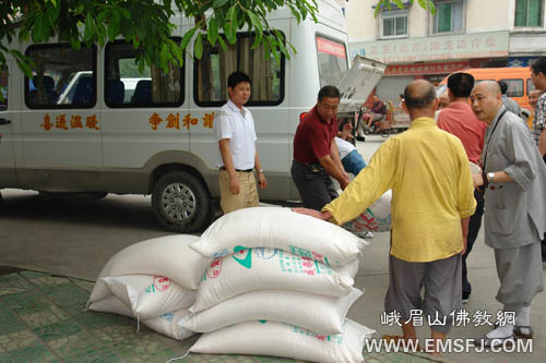 佛教-省佛协赈灾慰问团赴什邡、绵竹慰问受灾寺院