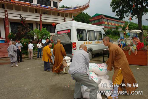 佛教-省佛协赈灾慰问团赴绵阳慰问受灾寺院
