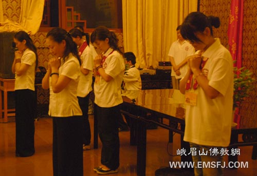 峨眉山-初秋峨眉凉爽迎客百余学员欢喜入营