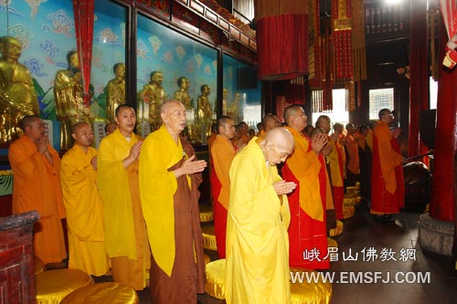 佛教-水陆法会期间峨眉山报国寺举行上供法会