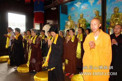 佛教-水陆法会期间峨眉山报国寺举行上供法会