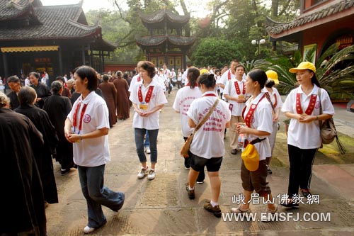 汶川-汶川地震百日祭奠学修营员虔心祈福