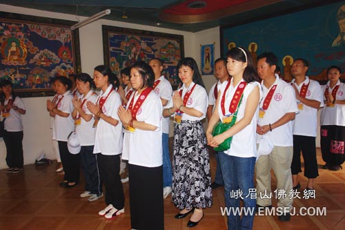 汶川-汶川地震百日祭奠学修营员虔心祈福
