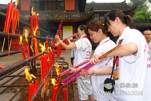 汶川-汶川地震百日祭奠学修营员虔心祈福