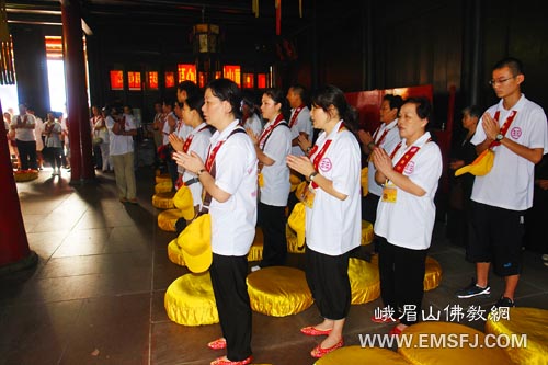 汶川-汶川地震百日祭奠学修营员虔心祈福