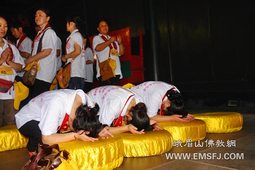 汶川-汶川地震百日祭奠学修营员虔心祈福
