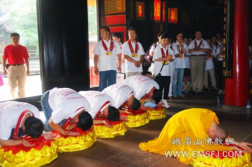 汶川-汶川地震百日祭奠学修营员虔心祈福