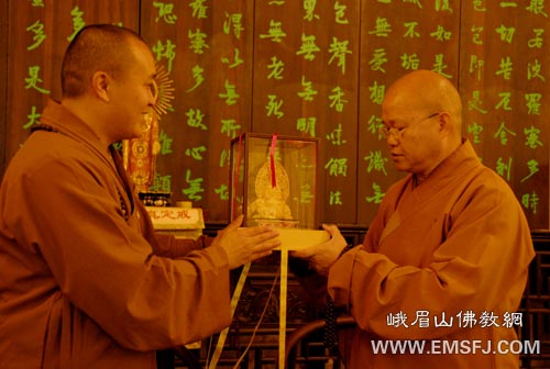 佛教-澳门佛教总会理事长健钊长老一行朝拜峨眉山