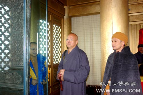 佛教-澳门佛教总会理事长健钊长老一行朝拜峨眉山