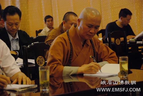 佛教-省宗教局领导为“乐山宗教干部及寺院执事学习班”授课