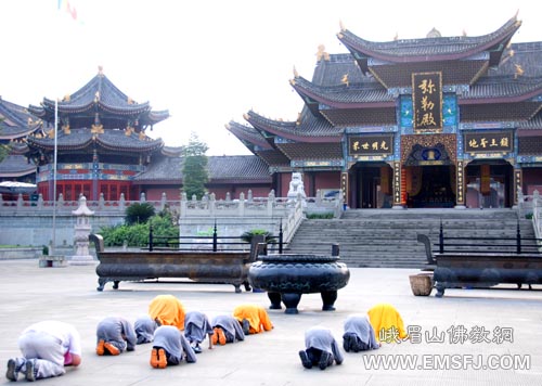 峨眉山-跪在坚持，大行无止！日照法师三步一拜朝礼峨眉山