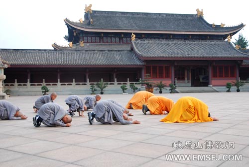峨眉山-跪在坚持，大行无止！日照法师三步一拜朝礼峨眉山