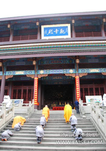 峨眉山-跪在坚持，大行无止！日照法师三步一拜朝礼峨眉山