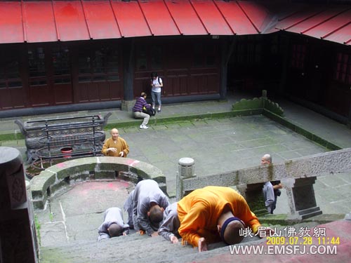 峨眉山-翻越九十九倒拐，日照法师一行“拜”达峨眉山仙峰寺
