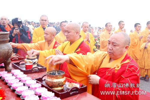 峨眉山-日照法师三步一拜抵达峨眉山金顶，朝礼四大名山功德圆满