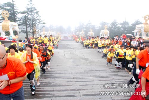 峨眉山-日照法师三步一拜抵达峨眉山金顶，朝礼四大名山功德圆满
