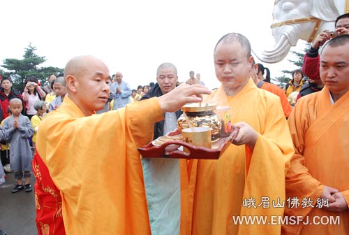 峨眉山-日照法师三步一拜抵达峨眉山金顶，朝礼四大名山功德圆满