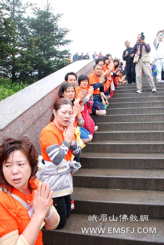 峨眉山-日照法师三步一拜抵达峨眉山金顶，朝礼四大名山功德圆满