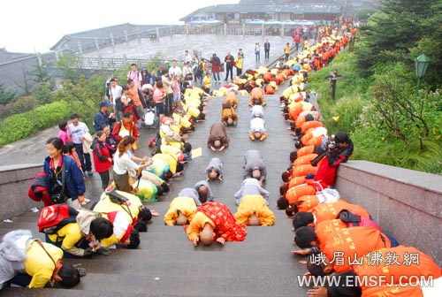 峨眉山-日照法师三步一拜抵达峨眉山金顶，朝礼四大名山功德圆满