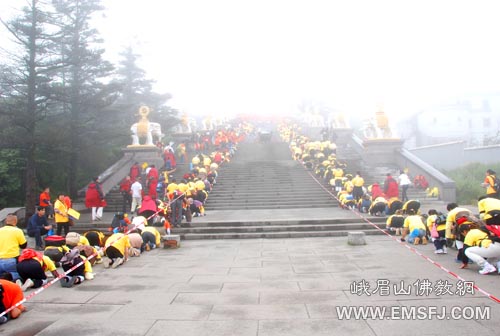 峨眉山-日照法师三步一拜抵达峨眉山金顶，朝礼四大名山功德圆满