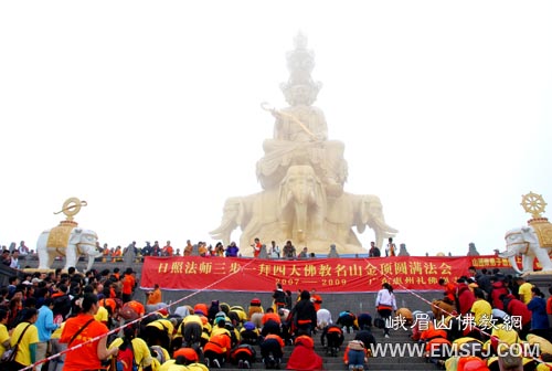 峨眉山-日照法师三步一拜抵达峨眉山金顶，朝礼四大名山功德圆满