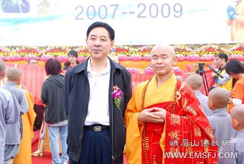 峨眉山-日照法师三步一拜抵达峨眉山金顶，朝礼四大名山功德圆满