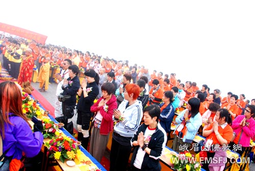 峨眉山-日照法师三步一拜抵达峨眉山金顶，朝礼四大名山功德圆满