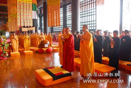 佛教-日照法师朝拜四大名山圆满结行会在峨眉山大佛禅院举行