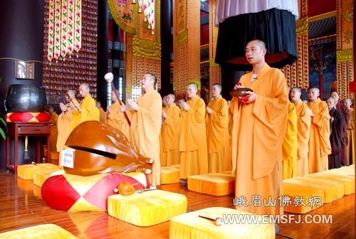佛教-日照法师朝拜四大名山圆满结行会在峨眉山大佛禅院举行