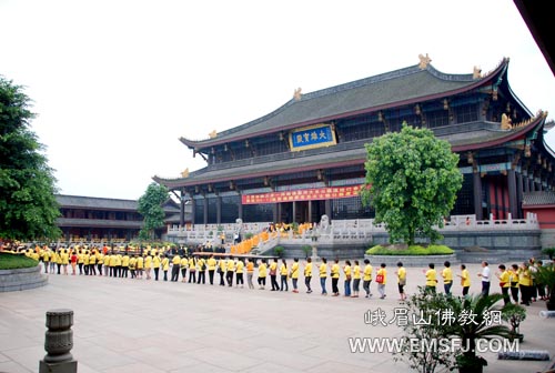 峨眉山-峨眉山大佛禅院举行日照法师朝四大佛教名山圆满传灯法会