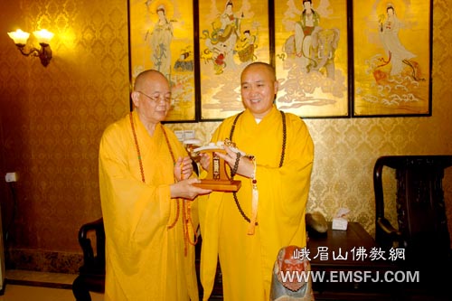 峨眉山-峨眉山大佛禅院举行日照法师朝四大佛教名山圆满传灯法会