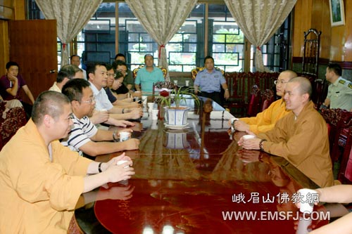 峨眉山-国宗局一司王哲一副司长一行到峨眉山报国寺视察调研