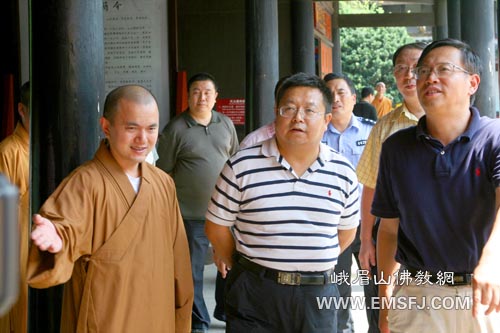 峨眉山-国宗局一司王哲一副司长一行到峨眉山报国寺视察调研