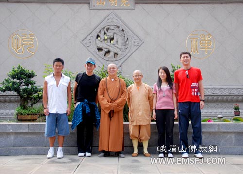 峨眉山-什邡罗汉寺方丈素全法师与景岗山、吴京等演艺明星朝拜峨眉山