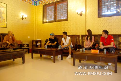 峨眉山-什邡罗汉寺方丈素全法师与景岗山、吴京等演艺明星朝拜峨眉山