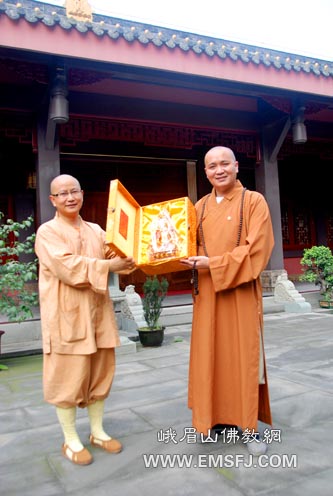 峨眉山-什邡罗汉寺方丈素全法师与景岗山、吴京等演艺明星朝拜峨眉山