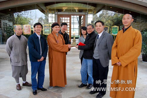 佛教-峨眉山佛教协会法师参观考察成都麓山国际社区、蓝光地产