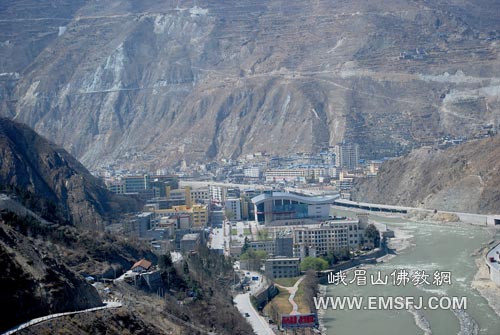峨眉山-峨眉山佛教协会法师到汶川考察、学习灾后重建工作