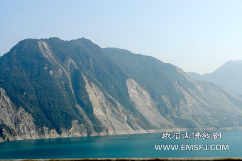 峨眉山-峨眉山佛教协会法师到汶川考察、学习灾后重建工作