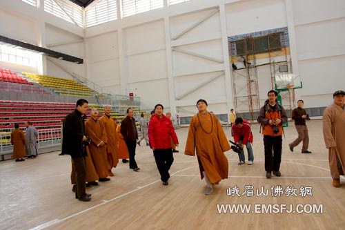 峨眉山-峨眉山佛教协会法师到汶川考察、学习灾后重建工作