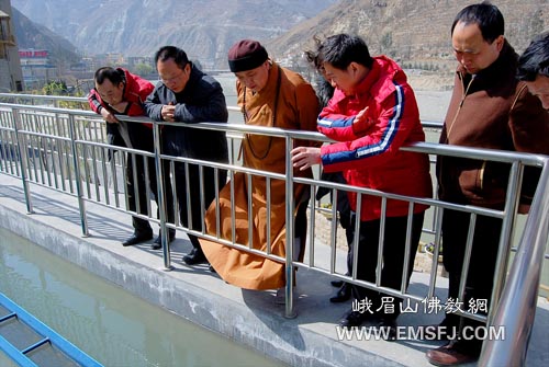 峨眉山-峨眉山佛教协会法师到汶川考察、学习灾后重建工作