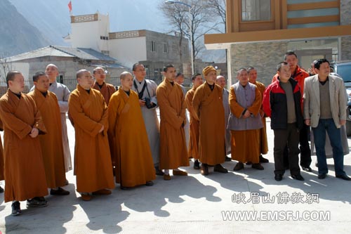 峨眉山-峨眉山佛教协会法师到汶川考察、学习灾后重建工作