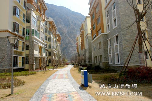 峨眉山-峨眉山佛教协会法师到汶川考察、学习灾后重建工作