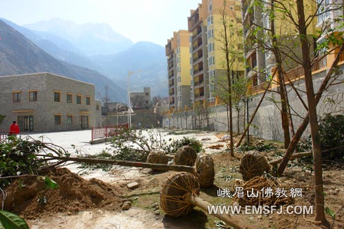峨眉山-峨眉山佛教协会法师到汶川考察、学习灾后重建工作