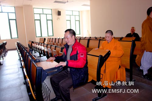 峨眉山-峨眉山佛教协会法师到汶川考察、学习灾后重建工作