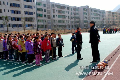 峨眉山-峨眉山佛教协会法师到汶川考察、学习灾后重建工作