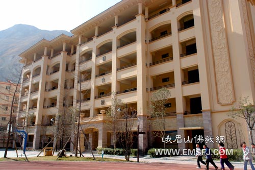 峨眉山-峨眉山佛教协会法师到汶川考察、学习灾后重建工作